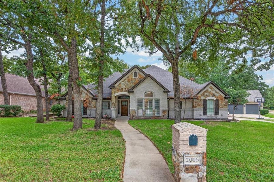 Property photo for 2016 Spinnaker Lane, Azle, TX