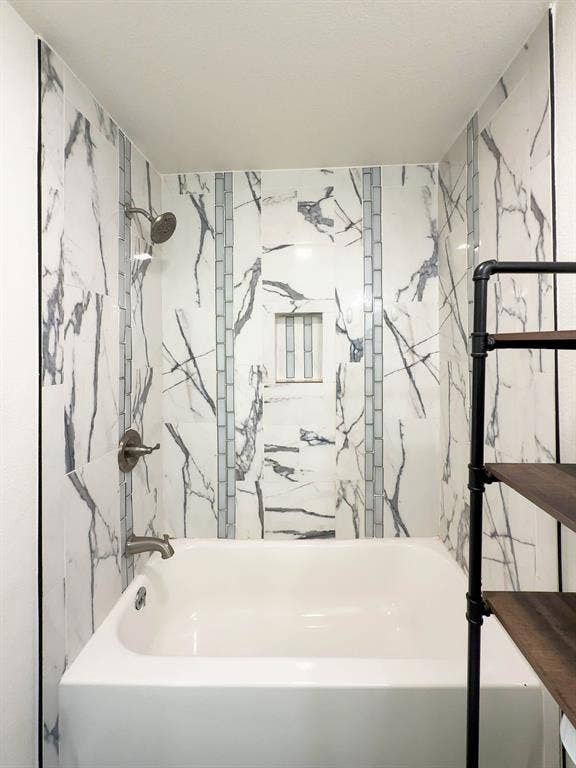 150 Fm 1996, Oglesby, TX 76561 Primary ensuite bathroom with tub/shower combination