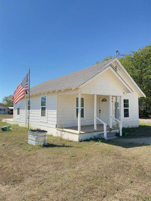 150 Fm 1996, Oglesby, TX 76561 Front porch and exterior of a country home in Oglesby, Texas