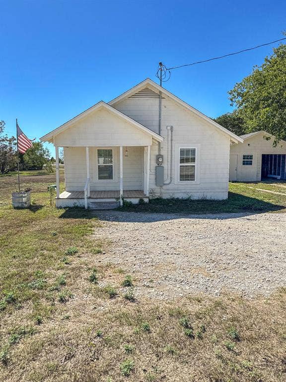 150 Fm 1996, Oglesby, TX 76561 Single-story residence featuring a covered front porch