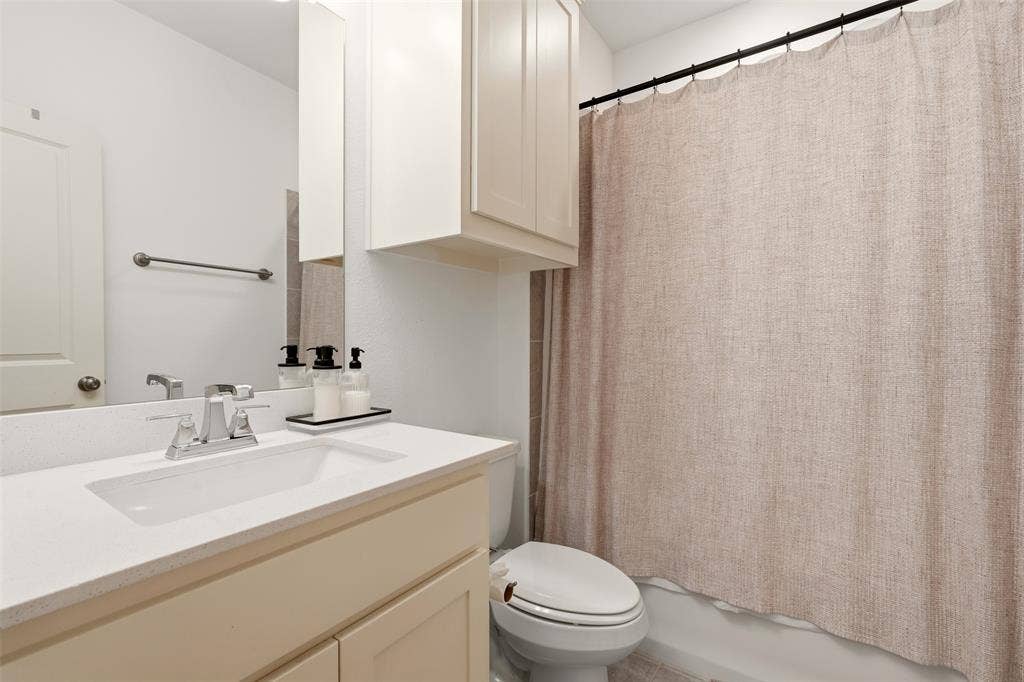 2725 Starburst Drive, Little Elm, TX 75068 Full Bath Upstairs
