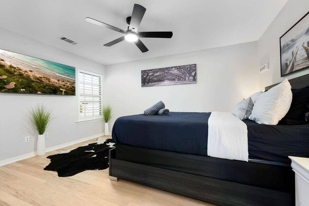 2007 Hill Haven Circle, Richardson, TX 75081 Recessed lighting, wood-finish flooring, white window shutters, ceiling fan with integrated lighting, and a wall-mounted television