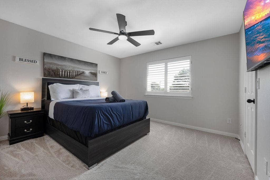 2007 Hill Haven Circle, Richardson, TX 75081 Recessed lighting, ceiling fan with integrated light, carpeted flooring, window with plantation shutters, wall-mounted television