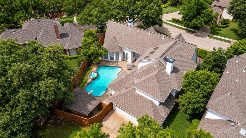 4612 Saxon Drive, Plano, TX 75093 Expansive backyard featuring a swimming pool, integrated spa, diving board, and a fenced perimeter