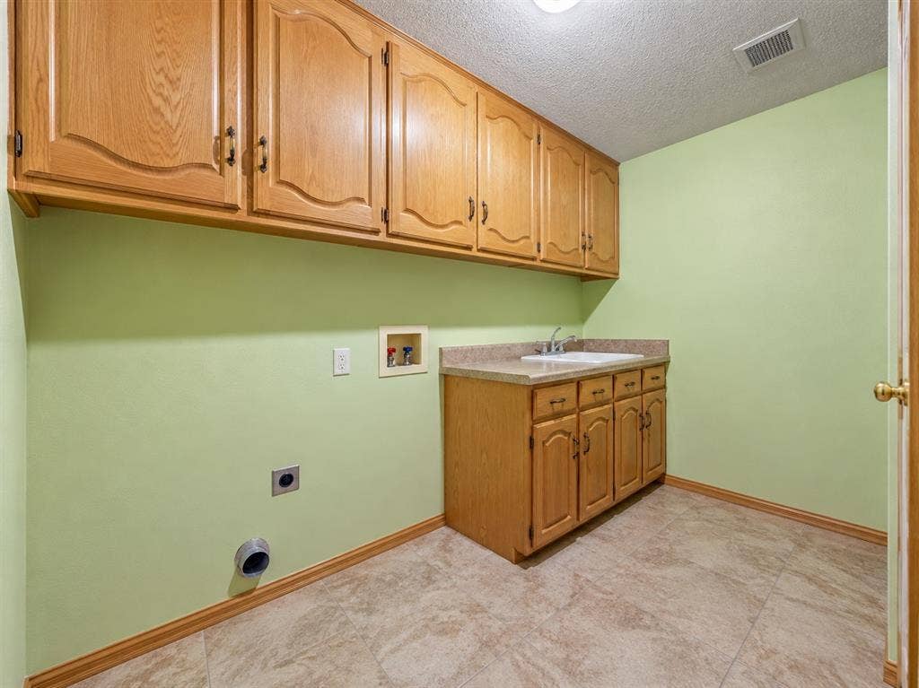1605 Heather Court, Cleburne, TX 76033