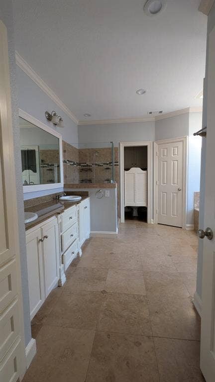 Dual vanity with undermount sinks and granite countertops