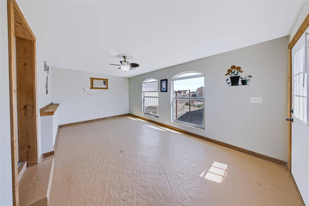 560 Green Acres Road, Weatherford, TX 76088 Second Home – Sunroom Arch-top windows, wood-finish trim, ceiling fan, and light-toned flooring