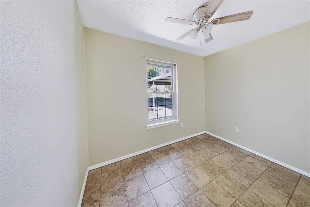 560 Green Acres Road, Weatherford, TX 76088 Main Home – Neutral-toned walls, tile flooring, and a window with natural light