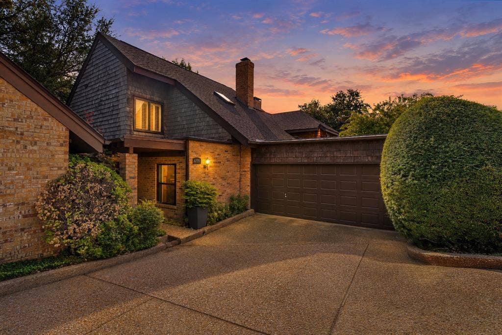 Stunning townhome on the lake with a 2 car garage