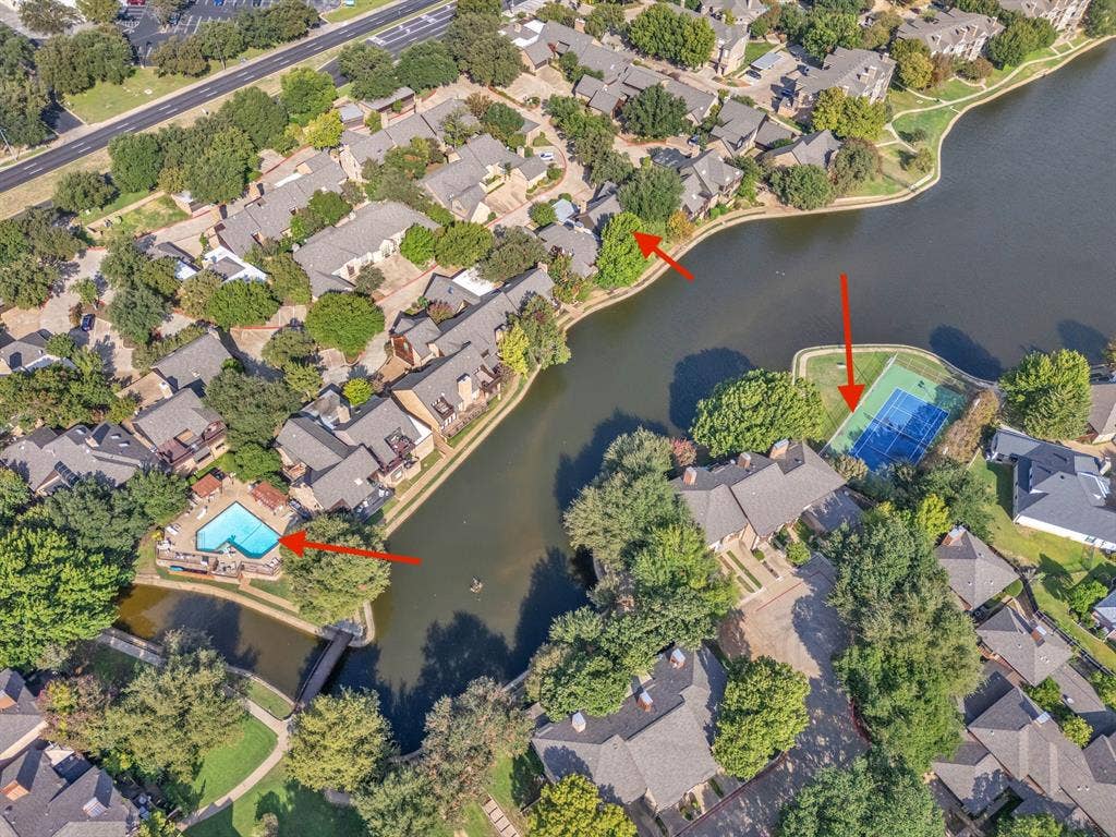 Location of home to pool and tennis pickle court