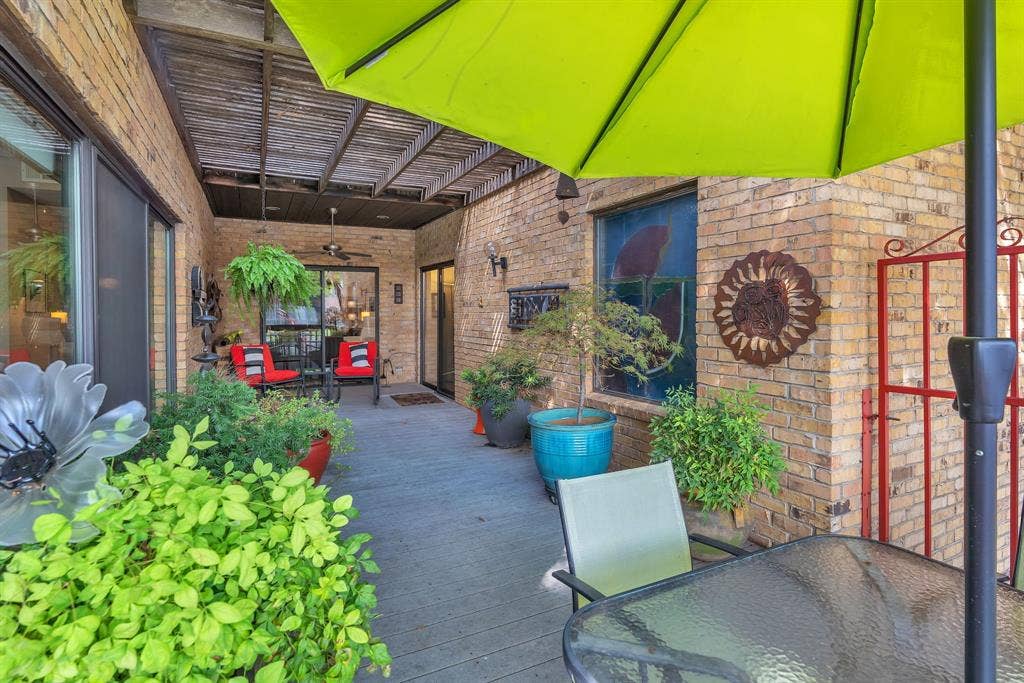 WOW a patio with a view of the lake. Calming place morning or evening. Red gate to community walking path