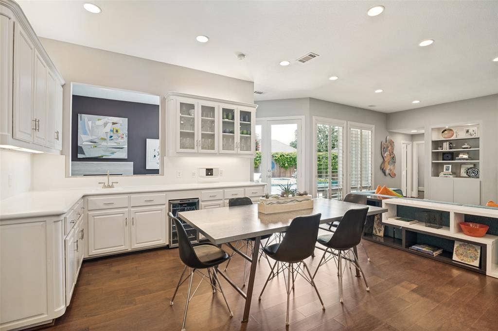 5904 Kensington Drive, Plano, TX 75093 Breakfast, casual dining, entertaining...this space does it all!