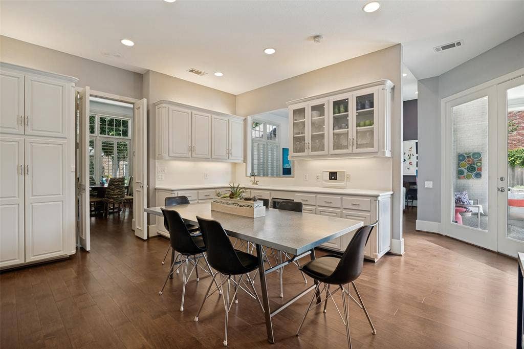 5904 Kensington Drive, Plano, TX 75093 The perfect gathering spot...open to the dining room, wet bar serving area open to the living room and access to the patio!