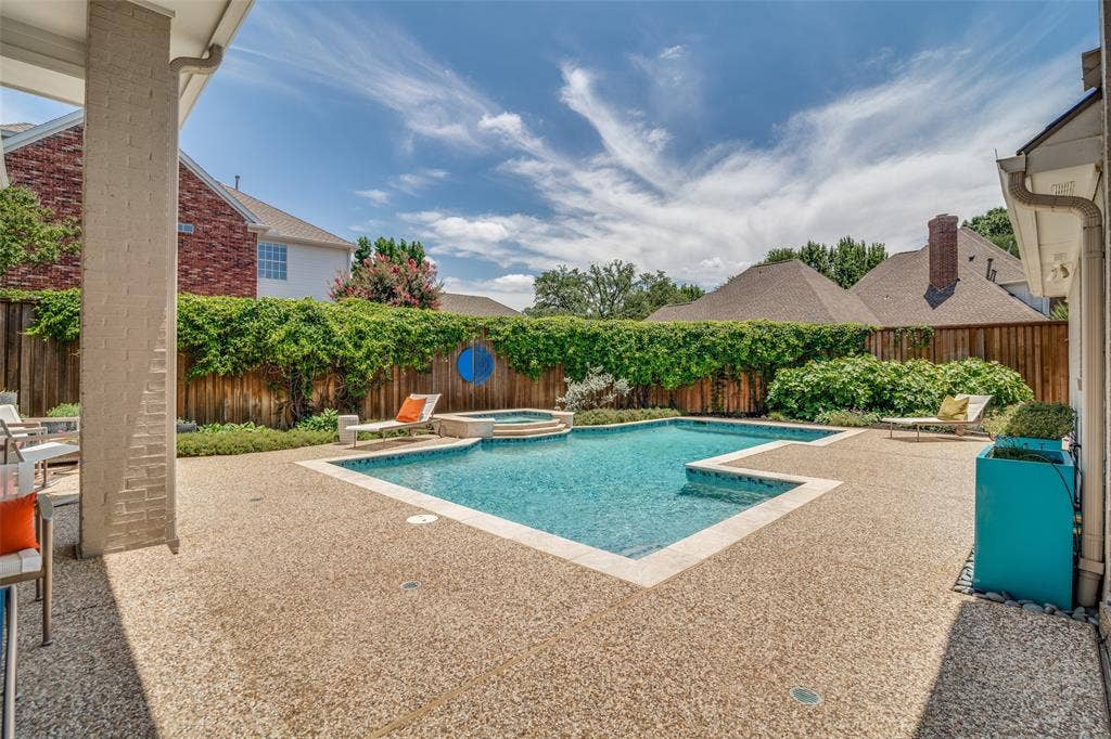 5904 Kensington Drive, Plano, TX 75093 Lush landscaping