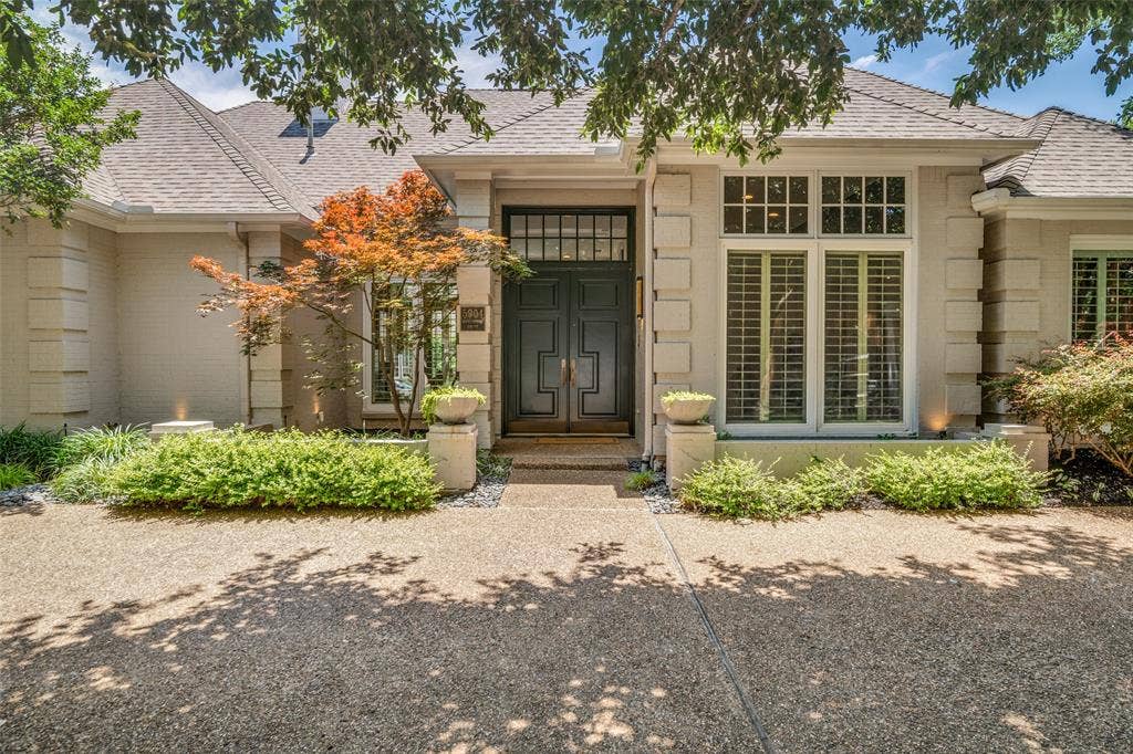 5904 Kensington Drive, Plano, TX 75093 Handsome double door entry welcomes you...