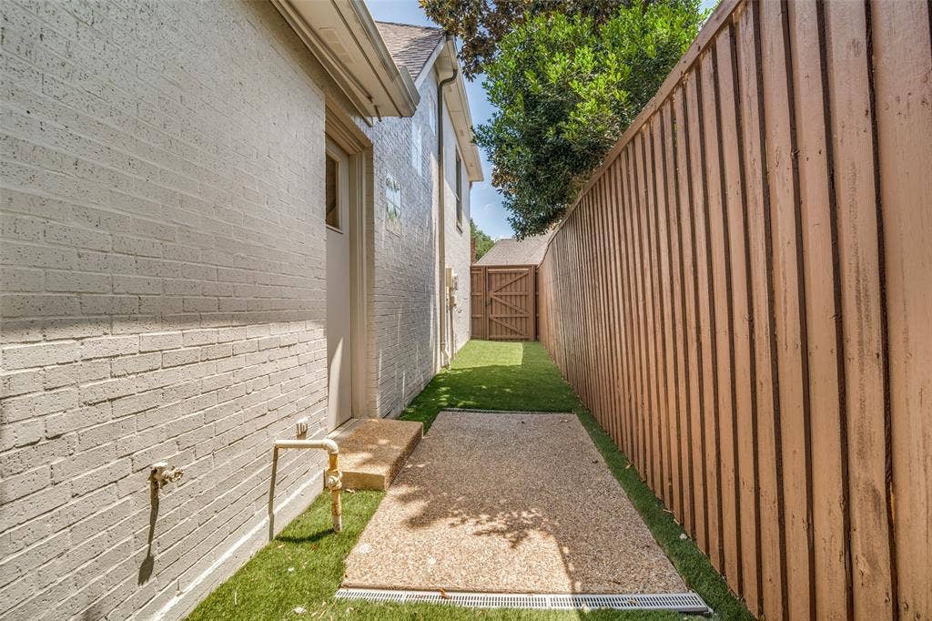5904 Kensington Drive, Plano, TX 75093 Turf side yard off the kitchen is ideal for pets!