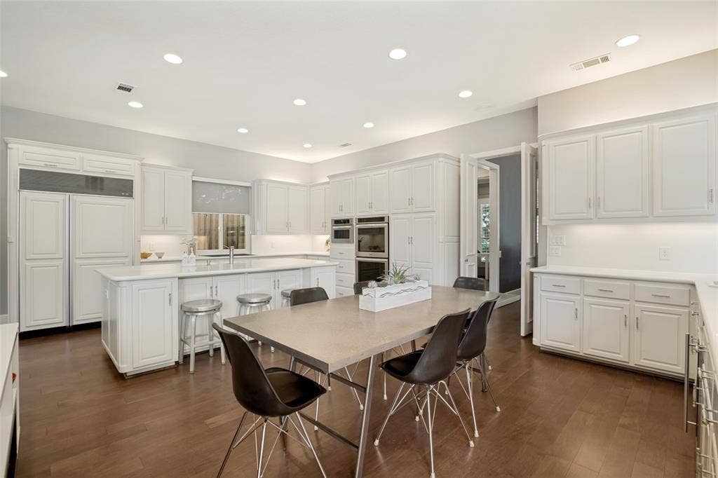 5904 Kensington Drive, Plano, TX 75093 Pull up a stool at the island or take a seat at the table! Lots of ways to enjoy friends in this spacious kitchen!