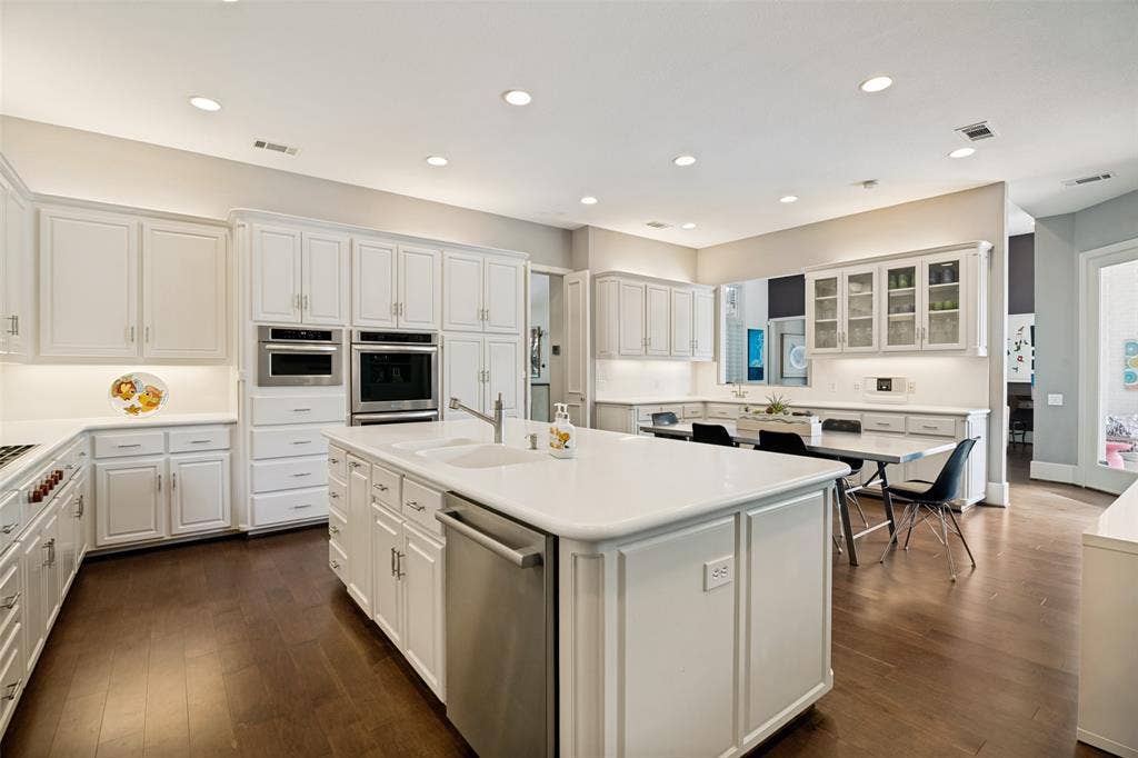 5904 Kensington Drive, Plano, TX 75093 All you need and everything you want in a kitchen!