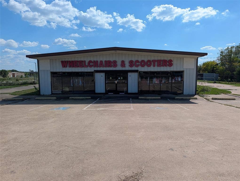 735 W Main Street, Gun Barrel City, TX 75156 735 W Main Street, Gun Barrel City, TX 75156