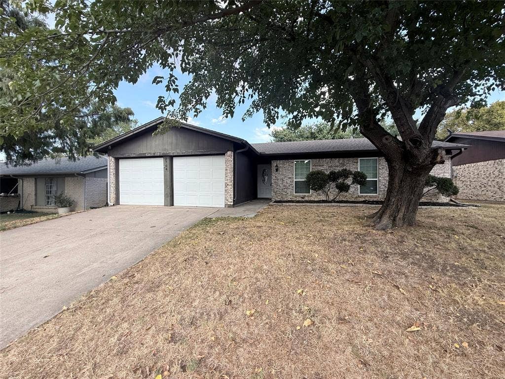 2704 Springlake Court, Irving, TX 75060 Nice front drive up. Mature lawn and tree.