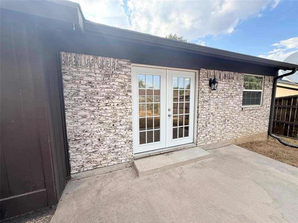 2704 Springlake Court, Irving, TX 75060 Double doors to back patio.