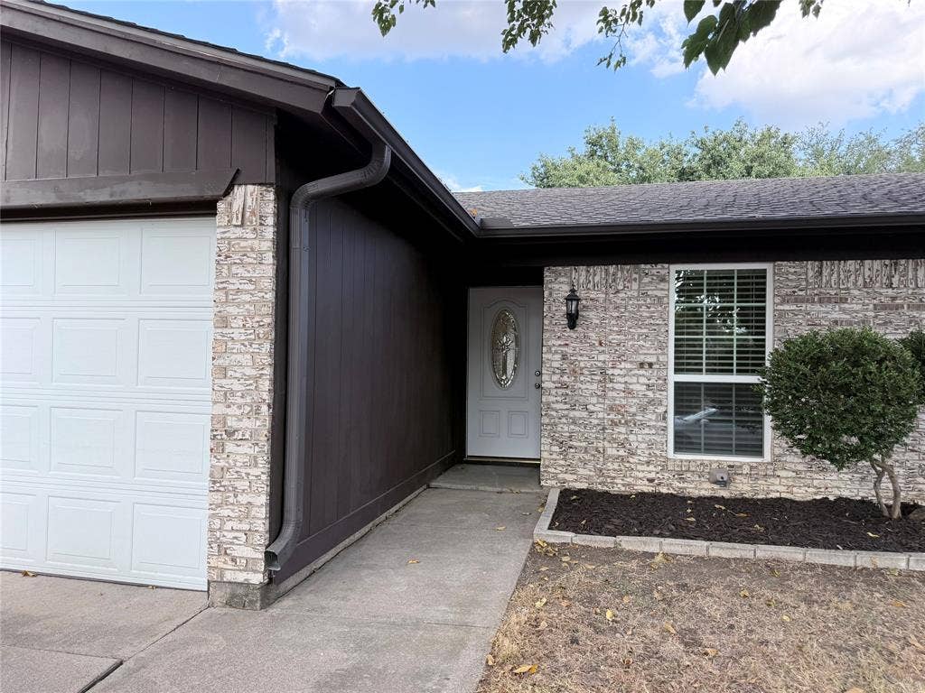 2704 Springlake Court, Irving, TX 75060 Welcome Home! Very nice 3-2-2 on quiet, cul de sac. Recent paint, new flooring, new counter top.