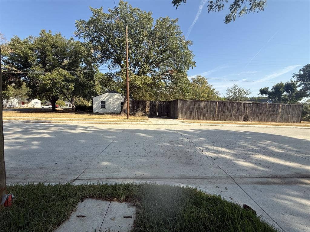 1800 Cottonwood Road, Carrollton, TX 75006