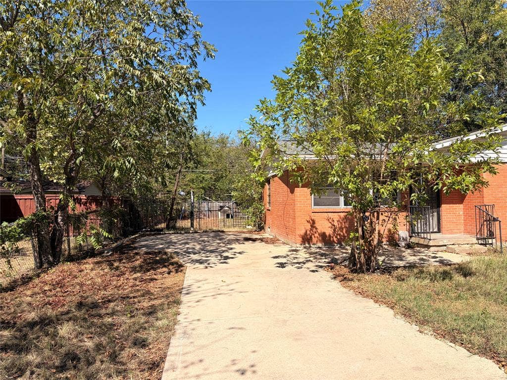 8109 Burroaks Drive, Dallas, TX 75217 8109 Burroaks Drive, Dallas, TX 75217