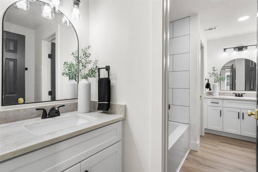 2706 Summerwood Court, McKinney, TX 75072 Upstairs secondary bathroom (Jack & Jill)
