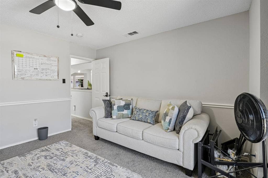 Ceiling fan with integrated lighting