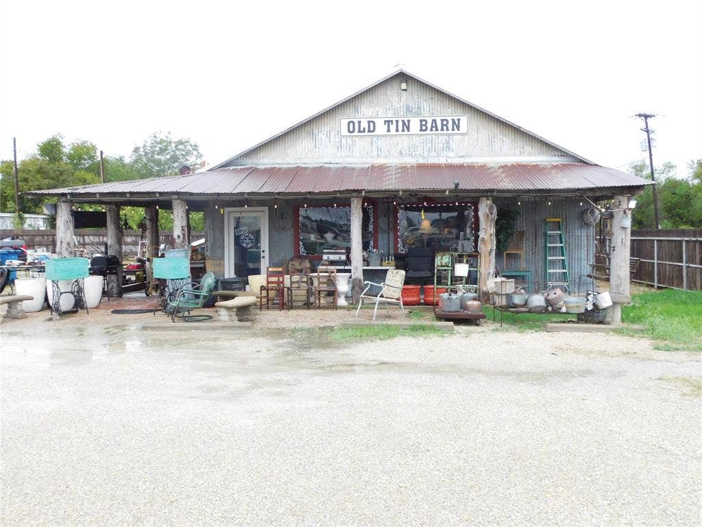 Old tin Barn