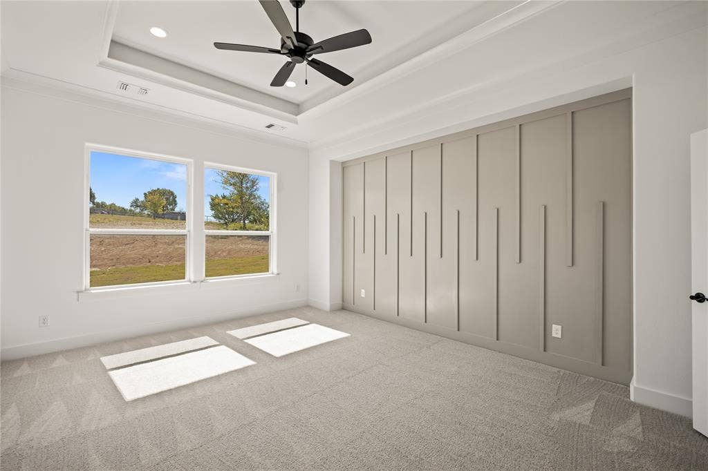 104 Oak Meadow Lane, Weatherford, TX 76085 Tray ceiling with recessed lighting and a ceiling fan