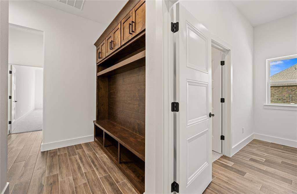 104 Oak Meadow Lane, Weatherford, TX 76085 Built-in wood-finish storage bench with upper cabinetry