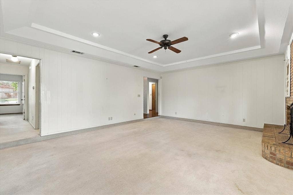 212 Heneretta Drive, Hurst, TX 76054