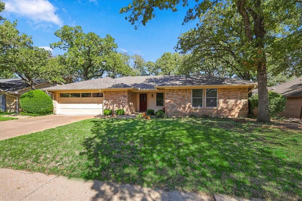 212 Heneretta Drive, Hurst, TX 76054