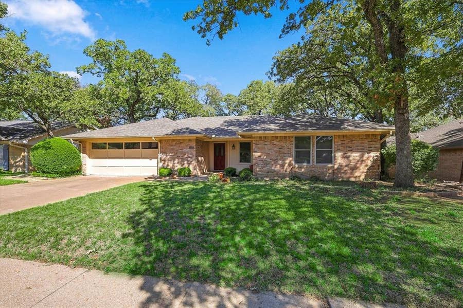 Property photo for 212 Heneretta Drive, Hurst, TX