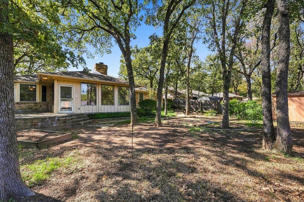 212 Heneretta Drive, Hurst, TX 76054