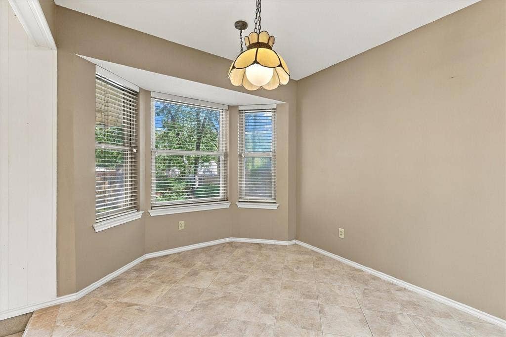 212 Heneretta Drive, Hurst, TX 76054