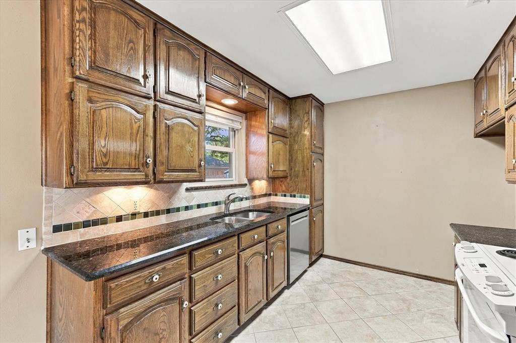 212 Heneretta Drive, Hurst, TX 76054