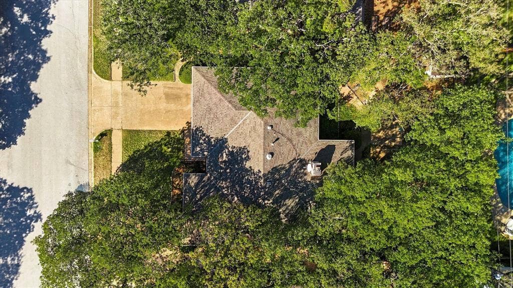 212 Heneretta Drive, Hurst, TX 76054