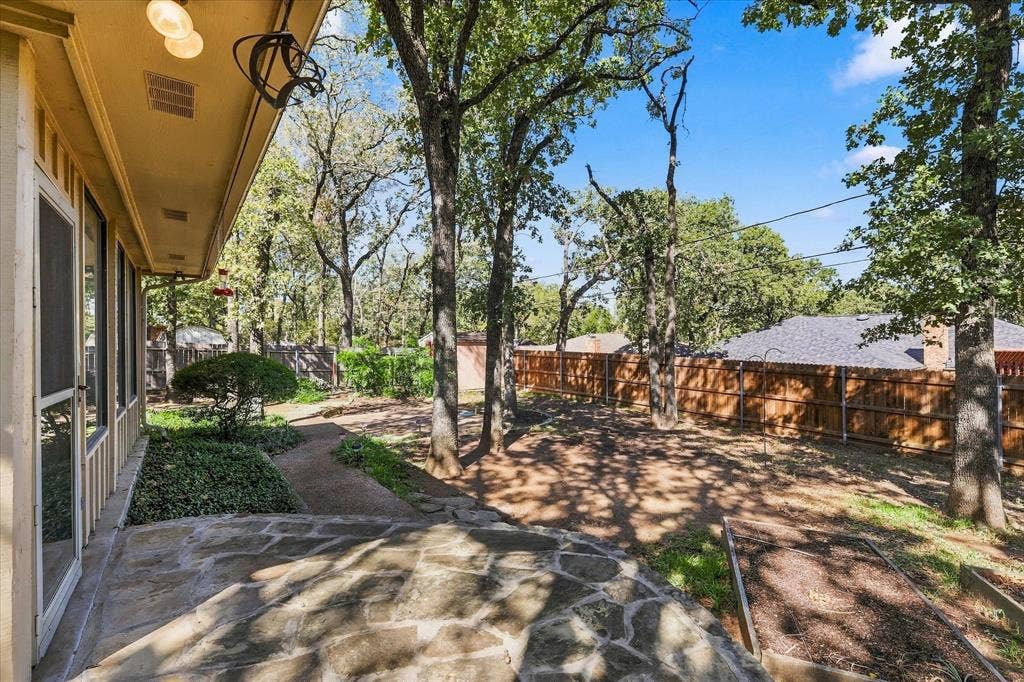 212 Heneretta Drive, Hurst, TX 76054