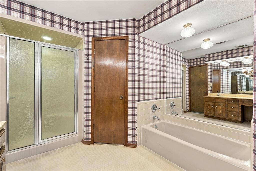 212 Heneretta Drive, Hurst, TX 76054