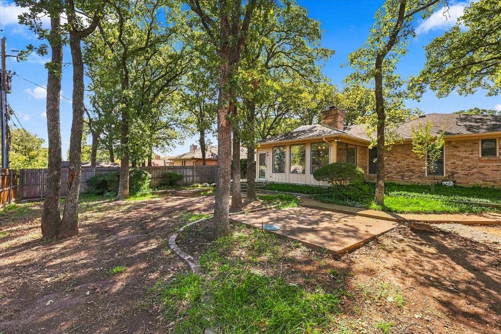 212 Heneretta Drive, Hurst, TX 76054