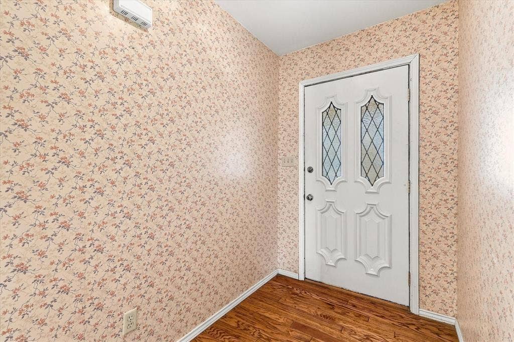 212 Heneretta Drive, Hurst, TX 76054