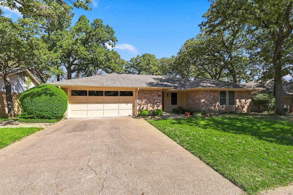 212 Heneretta Drive, Hurst, TX 76054