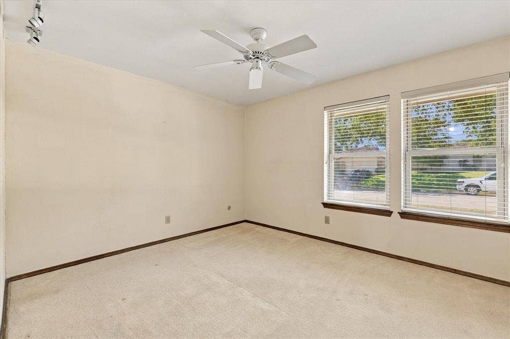 212 Heneretta Drive, Hurst, TX 76054