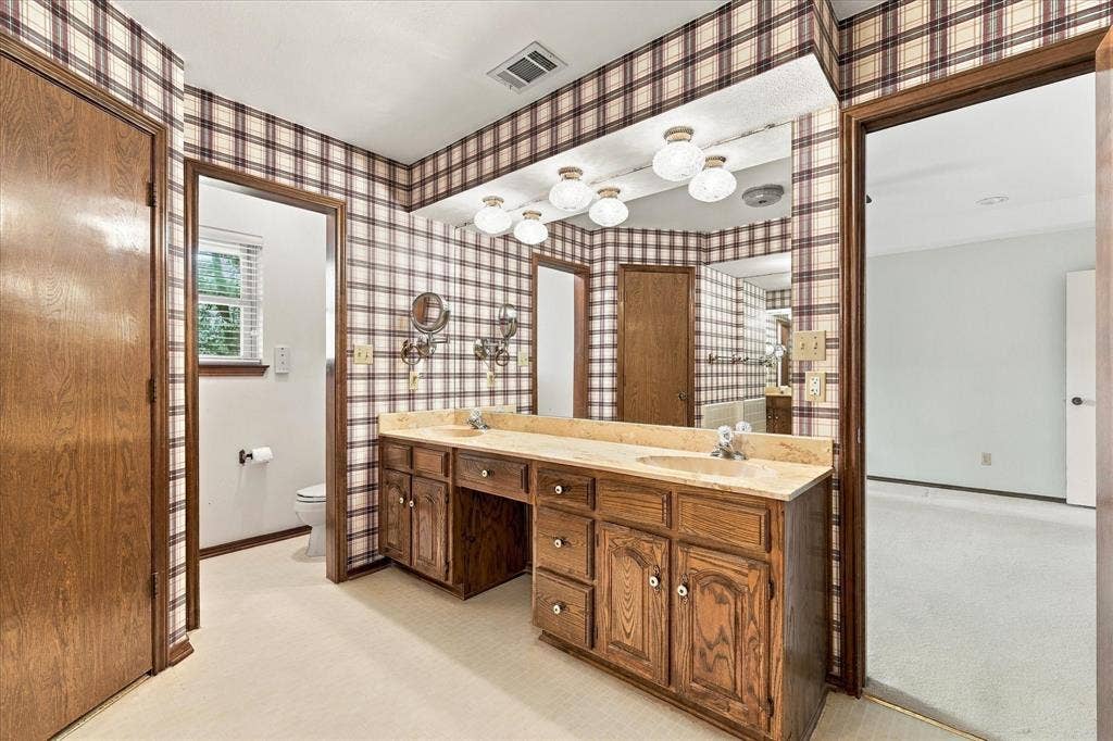212 Heneretta Drive, Hurst, TX 76054
