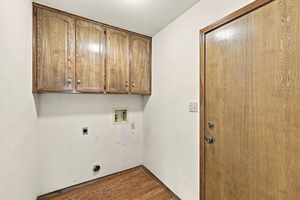 212 Heneretta Drive, Hurst, TX 76054
