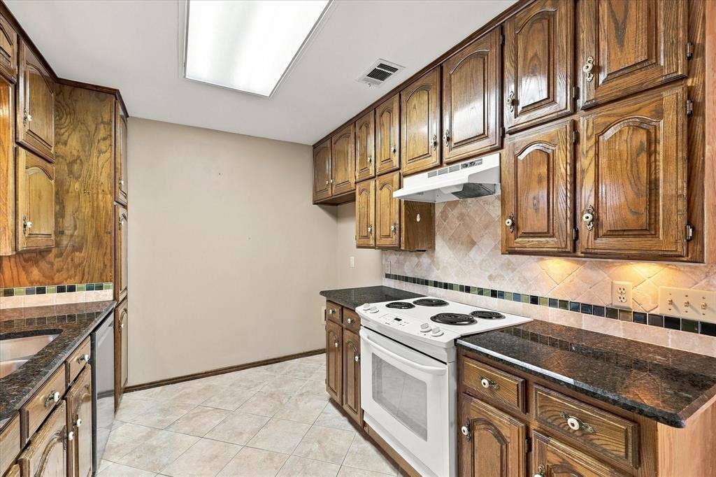 212 Heneretta Drive, Hurst, TX 76054