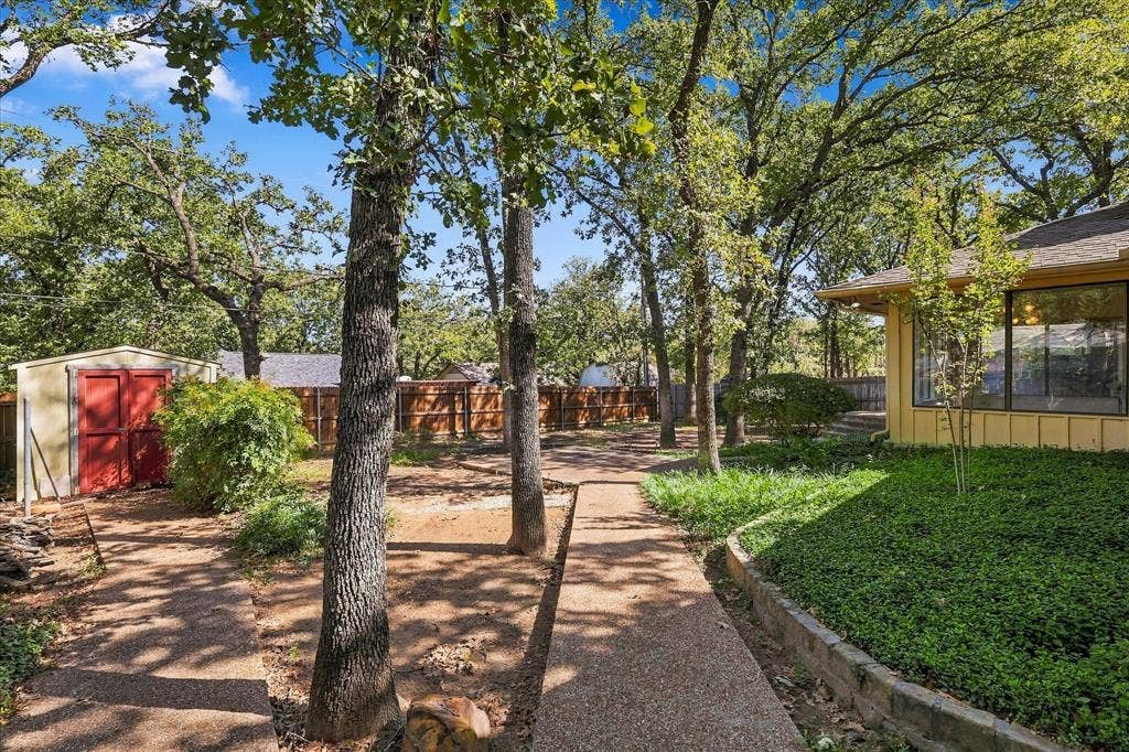 212 Heneretta Drive, Hurst, TX 76054